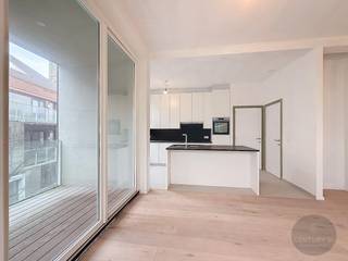 Luxueus, zonnig appartement in het centrum van Brugge, gelegen in het rustige Sint-Gillis kwartier. .<br />Bewoonbare oppervlakte: 106 m² + terras 5 m², 1e verdiep.<br />Indeling:<br />Living met open keuken, 2 slk, 2 badkamers (1 met douche en 1 met bad), berging, 2 aparte toiletten.<br />Mogelijkheid tot het bijkopen van een overdekte staanplaats aan € 50.000.<br />Aankoop met registratierechten.