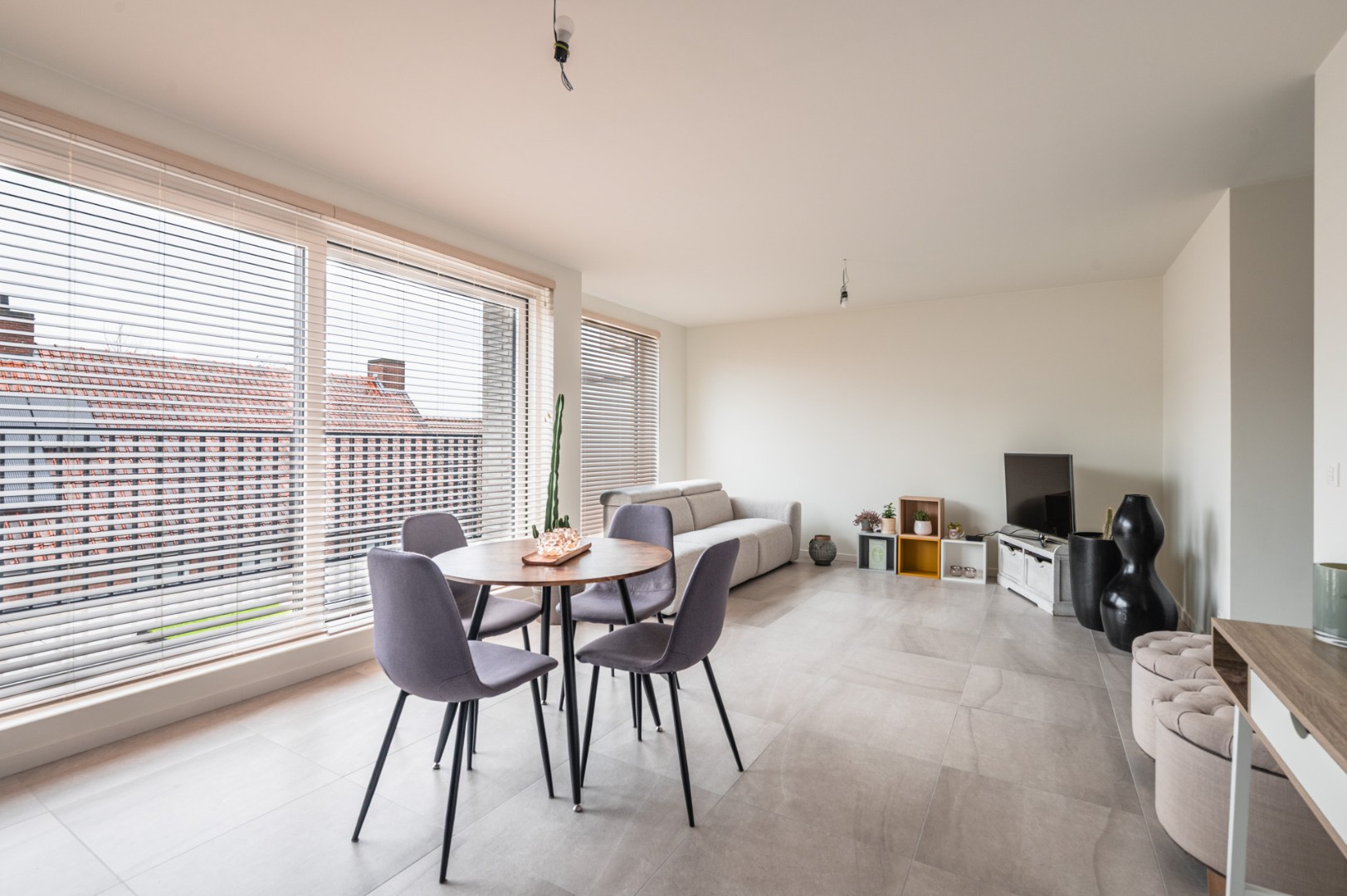 BEN appartement met aangenaam terras, 2 slks, autostaanplaats en direct instapklaar. - foto 2