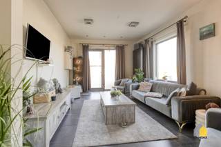 OMSCHRIJVING:- GELIJKVLOERS: Ruime woonkamer (12 x 5,36 m) met veel lichtinval dankzij de grote raampartijen en hoge plafonds, open, ingerichte...