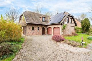 <p><span>Idéalement située dans un des quartiers prisés de Nandrin, venez découvrir cette villa 3 chambres de caractère ! </span></p>
<br />
<p><span>Composition : </span></p>
<p><span>Au rez: séjour (36m2), sàm (16m2), cuisine (30m2), buanderie (9m2), hall d'entrée (18m2), WC 1, double garage (27m2)</span></p>
<p><span>Au 1er : 3 chambres (22, 19, 12m2), SDD (6m2), SDB (9m2), dressing (7m2), hall de nuit (14m2), grenier (6m2)</span></p>
<p><span>A l’extérieur : terrasse (55m2), grand jardin de + de 850m2, places de parking. </span></p>
<p><span>Au niveau technique : CC au mazout, 21 panneaux solaires de 2022, châssis DV bois, PEB C (‭20250918027361‬ - 233 kwh/m²/an - 59 269 kwh/an). </span></p>
<p><span>Offre sous réserve d’acceptation des propriétaires. Informations non contractuelles.</span></p>
<br />
<p><span>Pour toute question ou pour organiser une visite, contactez Elisa au 0498/43.04.14 ou via l’adresse elisa.romboux@weinvest.be. Nous vous accompagnons dans vos projets d’achat, d’investissement ou de vente. Profitez également de notre service d’estimation GRATUITE et SANS ENGAGEMENT!</span></p>