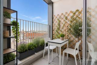 Ontdek dit instapklare appartement op de vierde verdieping van een recent gebouw (2018), ideaal gelegen op wandelafstand van Park Spoor Noord en met maar liefst 3 terrassen! Dankzij de moderne afwerking, energiezuinigheid en uitstekende ligging is dit de perfecte woonst voor zowel eigen bewoning als investering.<br />Via de inkomhal betreedt u de lichtrijke leefruimte met een volledig geïnstalleerde open keuken (inductiekookplaat + dampkap, combi-oven, vaatwasser, koelkast en vriezer). De aangename woonruimte sluit naadloos aan op een gezellig inpandig terras en een extra balkon aan de woonkamer. Verder beschikt het appartement over een praktische berging en een apart gastentoilet.<br />Achteraan bevinden zich twee slaapkamers, rustig gelegen. De master bedroom geeft rechtstreeks uit op een tweede balkon, waar u in alle rust kunt ontspannen.<br />De badkamer is uitgerust met een dubbele lavabo, een douche en aansluitingen voor een wasmachine en droogkast. Door de dakkoepel kan u de ganse dag genieten van natuurlijk zonlicht.<br />Extra troeven zijn de uitstekende energieprestatie (EPC-label A), de gemeenschappelijke fietsenberging met 3 privatieve plaatsen, en de recente bouwkwaliteit van het gebouw.<br />Contacteer ons vandaag nog voor een bezoek en ontdek zelf alle troeven van deze mooie woonst.