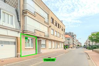 Dit gelijkvloers appartement is gelegen in de Herfstlaan 2 in Westende Bad, op een uitstekende locatie dicht bij het centrum en op korte afstand van winkels, horeca en de zee. Dankzij de praktische ligging geniet u hier van alle voordelen van het kustleven binnen handbereik.<br /><br />Het appartement beschikt over een aangename leefruimte, een functionele keuken en één volwaardige slaapkamer. De vernieuwde badkamer zorgt voor extra comfort en maakt het geheel meteen gebruiksklaar.<br /><br />Met een gunstig EPC zonder renovatieverplichting en een conforme elektrische keuring biedt deze eigendom een zorgeloze aankoop voor zowel eigen gebruik als investering.<br /><br />Een bijkomende troef is de mogelijkheid tot aankoop van een garage aan het gebouw voor €60.000. Bij deze garage hoort bovendien het genot van een gemeenschappelijke staanplaats, wat een bijzonder waardevolle meerwaarde is in Westende Bad.<br /><br />Dit appartement is ideaal als vaste woonplaats, tweede verblijf of investering aan de kust.<br /><br />Voor meer informatie of een bezoek kunt u contact opnemen met Inti op inti@immofrancois.be of 0499 74 89 74.<br /><br />