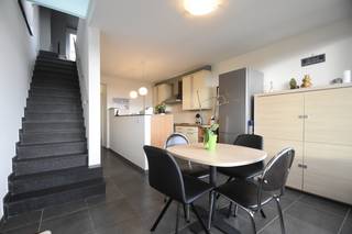 Ontdek dit volledig instapklare en recent gebouwde duplexappartement met één slaapkamer, gelegen op een rustige locatie in Steendorp, vlak bij...