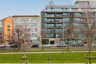 <p>Uiterst smaakvol gelijkvloerse handelsruimte van ca 135 m² op het Zuid in Antwerpen. Het pand is ideaal gelegen op de Cockerillkaai en maakt deel uit van de standingvolle residentie "Hoopnatie". De Timmerwerfstraat is de verbindingsstraat tussen de vernieuwde Scheldekaaien en de Waalsekaai met het gloednieuwe "Zuidpark".</p>
<p>Dankzij de centrale ligging is dit de perfecte uitvalsbasis: vlakbij de Scheldekaaien, Leien, Singel en Ring waardoor een vlotte bereikbaarheid gegarandeerd wordt. Parkeermogelijkheden zijn voorzien in de nabijgelegen parkings "Steendok" en "Kooldok". <br />Diverse gezellige restaurants en cafeetjes in de buurt zorgen bovendien voor een ideale omgeving.</p>
<p>De moderne inrichting zorgt voor een strakke look en een prettige sfeer. Hierbij werd er heel wat aandacht besteed aan de verschillende materiaalkeuzes in combinatie met een kwalitatieve afwerking. Met op maat gemaakt schrijnwerk en een onderhoudsvriendelijke polybetonvloer vormt dit een state-of-the-art winkel. De grote raampartijen aan weerszijden van het pand zorgen bovendien voor een aangename lichtinval en zicht op de Scheldekaaien langs de voorzijde.</p>
<p>De open ruimte valt naar eigen smaak en behoefte in te richten. <br />Het pand is thans vergund als commerciële ruimte maar kan ook ideaal dienst doen als showroom of kantoor mits het verkrijgen van een vergunning.</p>
<p>Aparte kitchenette, sanitair en praktische berging.</p>
<p>Het pand is momenteel stabiel verhuurd.</p>