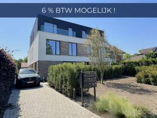 <p>Op een mooi zuid gericht perceel voor het dorp van Schilde bevindt zich deze Residentie GOUWBERG . Het betreft een goed bereikbare locatie in de groene residentiële omgeving van Schilde-Bergen. Het bruisende winkelcentrum, talrijke restaurants en prachtige dreven in de nabijheid. Residentie GOUWBERG omvat 6 trendy appartementen (75m² - 92m²) met mooie zuid georiënteerde tuinen/terrassen. De tijdloze architectuur is van de hand van Christophe Baetens architecten. <br /><br />Dit appartement 1.2 is een knap appartement (91m² - 2,70m plafondhoogte) op de eerste verdieping, met twee slaapkamers en een zuid gericht terras (14m²): inkomhal met apart toilet, leefruimte met open ingerichte keuken (samen ca. 32m²) en groot schuifraam naar het terras toe; berging, twee slaapkamers (14m² / 11m²) en badkamer. Deels overdekt zuid terras (14m²). * Verplichte aankoop van achterliggende autostaanplaats (€ 16.000,00) en kelderberging (v.a. € 8.500,00).<br />Vloerverwarming- en koeling op basis van een individuele lucht-water warmtepomp, ventilatie C+ met smartzones, zonnepanelen, …<br />Super gunstig E-peil van maximaal E20. * BTW-tarief 6% mogelijk!</p>