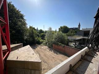 Appartement de trois pièces situé au premier étage avec une grande terrasse ensoleillée donnant sur le parc municipal de Poperinge ! <br /><br />L'appartement offre un confort de vie de haute qualité et est économe en énergie. En dotant chaque appartement de fenêtres suffisantes, vous pouvez profiter de beaucoup de lumière. <br />Chaque appartement est également conçu comme une maison ensoleillée avec une vue double : le dynamisme de la ville d'un côté et la verdure relaxante du parc de la ville de l'autre.<br />De plus, une grande importance est attachée à l'isolation thermique et acoustique. Par exemple, l'appartement est équipé de :<br />- une pompe à chaleur individuelle avec fonction de refroidissement (climatisation) <br />- panneaux solaires<br />- triple vitrage <br />La cuisine et la salle de bain peuvent être choisies chez un fournisseur comme vous le souhaitez. La finition de l'appartement est donc entièrement personnalisée. <br />L'achat d'un garage/d'une place de parking est également toujours possible !<br /><br />Opter pour Parkzicht III, c'est opter pour une architecture intemporelle, à quelques pas de tous les commerces et de la Grand-Place de Poperinge.<br /><br />Contactez Charlotte Druant au 0474969298 ou envoyez un e-mail à charlotte.druant@dewaele.com pour plus d'informations sur cette résidence.