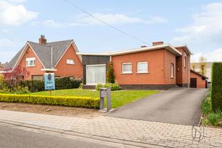 Goedgelegen stevig gebouwde op te frissen woning in de Domien Veysstraat 35 te Vichte. Volledig onderkelderd: garage + extra aparte garage, en...