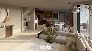 Ontdek Residentie Lovia, een exclusief nieuwbouwproject op een van de meest gegeerde locaties in Aalter, op slechts 50 meter van de Markt. Hier woont u rustig, maar toch midden in het bruisende centrum, met winkels, horeca en alle voorzieningen op wandelafstand. Deze stijlvolle residentie bestaat uit een beperkte selectie ruime appartementen en duplexen, ontworpen met oog voor licht, comfort en een hoogwaardige afwerking. Dankzij de inzet van moderne technieken zoals een warmtepomp en zonnepanelen geniet u van een energiezuinige en toekomstgerichte woonoplossing die uw wooncomfort én uw energiefactuur ten goede komt.

Ontdek deze uitzonderlijke duplex met 3 slaapkamers in Residentie Lovia, waar ruimtelijkheid en comfort hand in hand gaan. De lichtrijke leefruimte met open keuken biedt een prachtig zicht op het grote terras — perfect voor wie houdt van buitenleven en privacy. Op het gelijkvloers vindt u een eerste slaapkamer, badkamer, berging en gastentoilet, ideaal voor wie gelijkvloers comfort wil behouden.

Op de bovenverdieping bevinden zich twee royale slaapkamers en een extra badkamer, waardoor deze duplex ideaal is voor gezinnen of wie graag extra ruimte heeft. Dankzij de doordachte indeling en energiezuinige nieuwbouwkwaliteit geniet u hier van een uiterst comfortabel en toekomstgericht woonconcept.

Interesse? Contacteer Altro Projects voor plannen, prijzen en meer info.