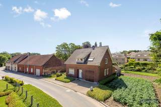Vrijstaande woning met uitbreidingsmogelijkheden op mooi perceel van 10 are.<br />De woning heeft 4 slaapkamers en is rustig gelegen.<br />Er is een garage /bergplaats, naast de woning is er ruimte genoeg om een car-port of garage te zetten of een volledige bijbouw.<br />De woning is in zeer goede staat van onderhoud, heeft overal PVC ramen dubbel glas en rolluiken van 2002, enkel moet er bijkomende isolatie op de zoldervloer gelegd worden .<br />Op 10 min van het wetenschapspark, Kuleuven en Imec.