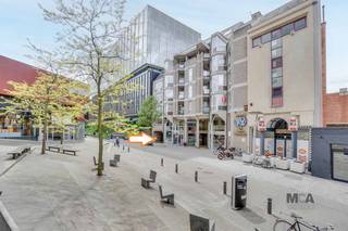 Centrum Hasselt.  Inrit naast 't Scheep (Stadhuis). Ondergrondse parkeerplaatsen in parking Galerij De Ware Vrienden.  Een luxe als u in de Stad...