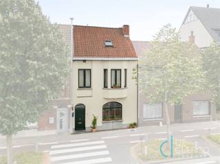 <p><span>Deze charmante woning werd recent volledig gerenoveerd tot een stijlvolle, eigentijdse gezinswoning en geniet van een uitstekende ligging in het centrum van Lochristi!</span></p><p><span>Bij het betreden van de woning komt u binnen in een sfeervolle inkomhal, waar de karaktervolle houten trap meteen de aandacht trekt. Dankzij de elegante glazen deuren geniet de woning van een overvloed aan natuurlijk licht. De gezellige leefruimte is uitgerust met een sfeerkachel en sluit naadloos aan op de ruime uitbouw, waardoor de beschikbare oppervlakte optimaal wordt benut. De aangename veranda brengt het buitengevoel naar binnen en laat u het hele jaar door genieten van het zicht op de tuin. De open keuken is praktisch ingericht, voorzien van de nodige toestellen en beschikt over heel wat kastruimte. Dankzij de doordachte indeling, met een subtiele afscheiding van de leefruimte, kookt u er in alle rust terwijl u toch verbonden blijft met de rest van de woning. Achteraan bevindt zich de tijdloze badkamer, uitgerust met een praktische wasaansluiting. Op de eerste verdieping bevinden zich drie volwaardige slaapkamers. De absolute blikvanger is de royale master bedroom op de zolderverdieping, die eveneens als vierde slaapkamer kan dienen. Deze stijlvolle ruimte wordt gekenmerkt door authentieke houten balken en beschikt over een elegante ensuite badkamer. Ook buiten is het aangenaam vertoeven. De fraai aangelegde tuin beschikt over twee terrassen, omringd door groen, terwijl de hoge omheining zorgt voor maximale rust en privacy. Achteraan bevindt zich bovendien een praktische fietsenberging, die vlot bereikbaar is via een aparte toegang langs de achterliggende wegel.</span></p><p><span>Ook technisch scoort deze woning uitstekend. Ze is volledig asbestvrij, beschikt over een conform elektriciteitsattest en behaalt een gunstig EPC-label B. De woning wordt verwarmd op aardgas via radiatoren.</span></p><p><span>Bent u op zoek naar een karaktervolle woning waarin authentieke elementen harmonieus samengaan met hedendaags wooncomfort en een doordachte indeling? Dan is deze instapklare woning beslist een bezoek waard.</span></p><p><span>Richtprijs: € 479.000 (exclusief registratierechten). Aarzel niet om contact op te nemen en maak nu uw afspraak via hendrik@vastgoed-dc.be of de website! </span></p>