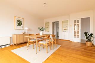 <br />Ligging<br /><br />Centraal en rustig gelegen in de Derbystraat te Sint Denijs Westrem. Een makkelijke verbinding met het openbaar vervoer.<br /><br />Indeling<br /><br />Het appartement bestaat uit een ruime inkomhal, een lichtrijke woonkamer met eetplaats en terras, de afzonderlijke ingerichte keuken, de nachthal, een badkamer met lavabo/douche/toilet alsook twee ruime slaapkamers met automatische veluxen. Er is airconditioning aanwezig.<br /><br />Troeven<br /><br />- ligging<br />- instapklaar<br />- EPC score B<br />- stijlvol restaurant<br />- kelderberging aanwezig<br />- gemeenschappelijk zwembad<br />- ondergrondse autostandplaats<br />- appartement met hoteldiensten<br /><br />Voor inlichtingen en/of bezoek, bel Arthur 0473 90 90 94