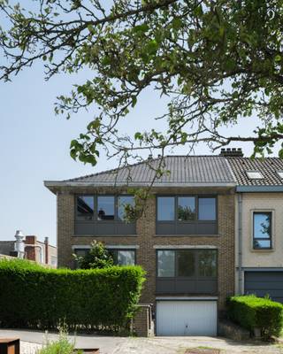 Deze karaktervolle en bijzonder ruime woning is rustig gelegen in een doodlopende straat aan een groen pleintje, op een absolute toplocatie met een vlotte bereikbaarheid en alle voorzieningen in de onmiddellijke omgeving.<br /><br />U komt de woning binnen via een royale inkomhal met gastentoilet. Op het gelijkvloers beschikt u over een praktijkruimte/bureau (vroeger 2 kamers) aan de voorzijde, ideaal voor een vrij beroep of thuiswerk. Verder vindt u een ruime leefruimte met haard en aansluitend de keuken met zicht op de tuin.<br /><br />Op de eerste verdieping bevinden zich 4 ruime slaapkamers, een badkamer en een nachthal.<br /><br />Daarnaast beschikt de woning over een oprit naar de ondergrondse garage (2 wagens) en een zeer ruime kelder (4 kamers), wat zorgt voor extra opslag- en gebruiksmogelijkheden.<br />Buiten geniet u van een mooie tuin met gunstige zuidoriëntatie.<br /><br />Algemene info:
<ul>
	<li>EPC: 280 kWh/m² jaar</li>
	<li>Zuidgerichte tuin</li>
	<li>Grondoppervlakte: 467 m²</li>
	<li>Bewoonbare oppervlakte volgens EPC: 361 m²</li>
	<li>Bouwjaar: 1965</li>
</ul>
Een ideale woning met veel ruimte, karakter en potentieel op een uitstekende locatie!<br /><br />Interesse? Contacteer Arcade Vastgoed voor meer informatie of een bezoek.