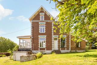 <p>Gelegen op de mooiste locatie van Mont-de-l'Enclus: Charmant landhuis met een FANTASTISCH 240° UITZICHT, uniek gelegen aan de voet van het Kluisbos op een perceel van 1400m². <br /><br />Deze eigendom combineert karakter, rust en een adembenemend panoramisch zicht, en biedt bovendien tal van mogelijkheden .<br /><br />INDELING:<br />Inkomhal, gezellige leefruimte met open haard en prachtig uitzicht, gedeeltelijk geïnstalleerde keuken, veranda, bureau en toegang tot de kelder. Nachthal, 3 slaapkamers, dressing en badkamer met ligbad en douche. <br />Buiten geniet u van een zuidwest georiënteerde tuin, terras, werkplaats en ruime oprit met plaats voor meerdere wagens.<br />Dit pand is deels te renoveren, maar biedt een enorme opportuniteit voor wie op zoek is naar een unieke ligging met karakter en uitbreidingsmogelijkheden.<br /><br />Voor wie is dit pand ideaal?<br />♦ Voor liefhebbers van natuur en panoramische zichten in de Vlaamse Ardennen.<br />♦ Voor kopers die een charmante woning willen renoveren naar eigen smaak.<br />♦ Voor wie op zoek is naar een uitzonderlijke locatie<br /><br />Bezoek na afspraak met Immo Beguin, jouw vastgoedexpert sinds 2009.<br /><br />✉️ sophie@immobeguin.be</p>
