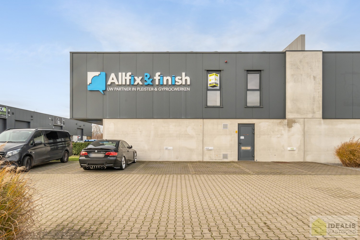 INSTAPKLAAR APPARTEMENT MET MAGAZIJN/KANTOOR OP BEDRIJVENTERREIN DE RIETKOLK!! Dit instapklare pand bestaat uit een hal/opslag van +-100m², met bureel/keuken en een aparte inkom voor het woongedeelte. Het appartement omvat een ruime woonkamer met uitgerus - foto 3