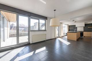 <p><span>Uitzonderlijk eigendom - uitermate geschikt voor een cohousing-project / co-wonen, grote gezinnen, combinatie wonen en werken, kangoeroewonen - gelegen in het bruisende en hippe Borgerhout (intra muros).</span></p><p><span>Uitstekende bereikbaarheid, gelegen nabij het mooie Krugerpark, Vinçotteplein en het hippe Laar, trendy horecazaken, Antwerpen-Centraal, openbaar vervoer en Ringfietspad.</span></p><p><span>Het pand omvat op de eerste verdieping een prachtig duplexappartement (ca. 250 m²) met 4 ruime slaapkamers, 2 badkamers, een riante, lichtrijke leefruimte (volledig geïnstalleerde open keuken, woon- en eetkamer met toegang tot het zonnige terras), een bureelruimte en extra bergkamer. Bovendien bereikbaar via het terras een polyvalente ruimte (ca. 100 m²) geschikt voor ontspanning, workshops, vergaderingen, creatieve projecten ... Daarenboven bevindt zich op de tweede verdieping een tweede appartement (ca. 90 m²) met 2 slaapkamers, een badkamer, en een leefruimte met halfopen keuken.</span></p><p><span>Tevens wordt de mogelijkheid aangeboden om het unieke gelijkvloers (ca. 600 m²) optioneel mee aan te kopen; met vele mogelijkheden voor bv. kantoor, tandartsenpraktijk, fitness, kinepraktijk, consultancy, groepspraktijk huisartsen, ruime privé parkeergarage etc.</span></p><p><span>Extra info:</span></p><p><span>- Gerenoveerd 2005</span></p><p><span>- EPC V1: 240 kWh/m², energielabel C</span></p><p><span>- EPC V2: 331 kWh/m², energielabel D</span></p><p><span> </span></p>