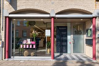 Winkel/kantoor/praktijk te huur, gelegen aan de levendige Jules Moretuslei. De ruimte is +/- 104m² groot en reeds voorzien van een keuken en toilet. De voorzetwanden kunnen simpel weggehaald worden om een open ruimte te creëren indien gewenst. Bovendien ruime parkeergelegenheid voor de deur en in de nabije omgeving bij shoppingcenter 'De Kern'. Verder vlakbij tal van andere handelszaken waaronder "Standaard Boekhandel", "Pearle", "Ici Paris XL", "De Keurslager", ...