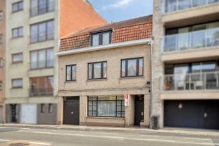 Une opportunité unique dans le centre d'Ypres ! Maison spacieuse (4-6 chambres) avec jardin urbain, garage intérieur et terrasse sur le toit. Divisé en 2 entités ou facilement converti en maison unifamiliale.<br /><br />Disposition : <br />Rez-de-chaussée : Hall d'entrée - Salon spacieux avec beaucoup de lumière - Cuisine avec accès au jardin de la ville - Hall avec toilettes séparées - Chambre 1 avec salle de bain attenante avec lavabo et baignoire - Chambre 2 - Buanderie - Garage intérieur. <br /><br />Étage +1 : Spacieux appartement avec salon avec cuisine (possibilité de créer des pièces supplémentaires) - Salle de bain avec accès à la terrasse sur le toit - Chambre 3. <br /><br />Étage +2 : Chambre 4 - Grenier spacieux. <br /><br />GÉNÉRAL : <br />- EPC D ET F <br />- Chauffage central au gaz naturel <br />- Demeure seigneuriale <br />- Centre-ville d'Ypres avec garage intérieur <br />- Maison bien entretenue <br />- Peut servir d'investissement ! <br /><br />CPE : 314 kWh/m² / CU : 20260824-0003939102-RES-1<br />CPE : 589 kWh/m² / CU : 20260824-0003937181-RES-1<br /><br />Le bien est proposé selon la formule Pre-sale. Du 23/09/2026 14:00 au 26/09/2026 12:00, vous pouvez visiter la maison sur rendez-vous et faire une offre. Le prix affiché est un prix indicatif. Pour plus d'informations, veuillez contacter le responsable du dossier.<br /><br />Ce bien est soumis à l'obligation de rénovation imposée par le gouvernement flamand pour les bâtiments résidentiels (sauf en cas de démolition dans les 5 ans suivant l'achat). Pour plus d'informations, veuillez consulter le site web de l'Agence flamande de l'Énergie et du Climat via https://www.vlaanderen.be/een-woning-kopen/renovatieverplichting-voor-residentiele-gebouwen<br /><br />Registre des mesures: non