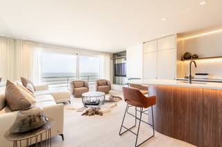 Découvrez cet appartement de trois chambres aux finitions soignées, situé dans un emplacement de choix.Dès votre arrivée, vous êtes accueilli dans un...