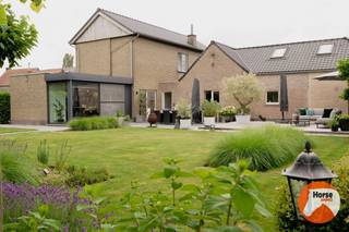 ASSENEDE - Instapklare, landelijke woning met uniek uitzicht<br /><br />In de tweede bouwlijn, omringd door groen en genietend van een uitzonderlijke rust en privacy, bevindt zich deze volledig gerenoveerde en instapklare tweewoonst met een warme landelijke uitstraling. Dankzij de verzorgde afwerking, de veelzijdige indeling en het vrije uitzicht is dit een eigendom die tal van mogelijkheden biedt.<br /><br />De hoofdwoning beschikt over een inkomhal met gastentoilet, een gezellige en lichtrijke leefruimte met volledig ingerichte open keuken en grote raampartijen die uitkijken op het terras en de verzorgde tuin. Op de eerste verdieping bevinden zich twee volwaardige slaapkamers en een badkamer, uitgerust met zowel een ligbad als een douche.<br /><br />Het tweede woongedeelte heeft een eigen inkom en is volledig zelfstandig ingericht met een gezellige leefruimte, open keuken, slaapkamer, badkamer, praktische berging en een aangenaam privéterras. Daarnaast beschikt dit gedeelte over een ruime, niet-ingerichte zolder die nog tal van mogelijkheden biedt.<br /><br />Buiten vormt de tuin een heerlijke plek om in alle rust te genieten van de landelijke omgeving. Achter de woning strekt zich een prachtig uitzicht uit over de omliggende gronden, terwijl het aanwezige stalgebouw deze eigendom bijzonder geschikt maakt voor paarden- en dierenliefhebbers of iedereen die graag van ruimte en natuur geniet.<br /><br />De woning werd doorheen de jaren volledig gerenoveerd en verkeert in een uitstekende staat van onderhoud. Hierdoor is ze volledig instapklaar en combineert ze hedendaags wooncomfort met de charme van het landelijke leven.<br /><br />Troeven:<br /><br />- Volledig gerenoveerde en instapklare tweewoonst<br />- Rustige ligging in de tweede bouwlijn<br />- Hoofdwoning met 2 slaapkamers<br />- Zelfstandig tweede woongedeelte, ideaal voor kangoeroe wonen, gastenverblijf of zelfstandige activiteit.<br />- Verzorgde tuin met terras en vrij uitzicht.<br />- Stalgebouw en weide ideaal voor het houden van dieren aan huis<br />- Landelijke ligging met een uitstekende combinatie van rust, privacy en bereikbaarheid<br /><br />Een eigendom die perfect is voor wie op zoek is naar comfortabel wonen in een groene, landelijke omgeving, met voldoende ruimte voor familie, hobby's of dieren aan huis.
