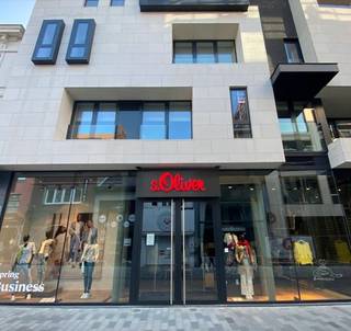 Op zoek naar een moderne commerciële ruimte in het centrum van Aalst? Dit betreft een handelsgelijkvloers met een opp. van 210 m² + kelder van 80 m². <br />De maandelijkse huurprijs bedraagt 3.750 euro. <br />Onroerende voorheffing ten laste van de huurder. <br />Gelegen bij ‘Women Secret’, ‘Four Roses’, ‘Korboo Cheese Masters’, ‘Flying Tigers’, … <br />Benieuwd naar dit bedrijfsvastgoed te huur regio Aalst? <br />Contacteer info@immodelestre.be of 054/33.62.52<br />Gelegen bij ‘Women Secret’, ‘Four Roses’, ‘Korboo Cheese Masters’, ‘Flying Tiger’, … <br />Benieuwd naar dit bedrijfsvastgoed te huur regio Aalst? <br />Contacteer info@immodelestre.be of 054 33 62 52. <br />www.immodelestre.be <br /><br />