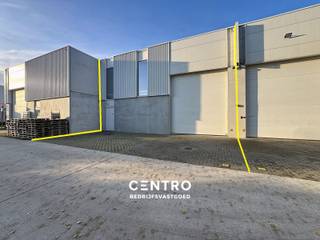 <div><span><strong><span><span><span><span><span><span><span><span><span><span><span><span>Recent MAGAZIJN (142m²), inclusief 2 parkeerplaatsen te Uitkerke!</span></span></span></span></span></span></span></span></span></span></span></span></strong></span></div>
<div><u><strong>Benaderende bruto-AFMETINGEN: </strong></u><br />12m breed x 12m diep.<br />tussenverdieping: Circa 70m2.<br />2 parkeerplaatsen.<br /><br /><u><strong>AFWERKING:</strong></u>
<ul>
<li>Stalen Constructie. </li>
<li>Gevelwanden in grote (10cm) sandwichpanelen met grote (10cm) betonplint (op 1,4m hoog).</li>
<li>besloten (4cm XPS) vloerplaat, voldoende voldaan wordt aan de EPB-norm voor industriële gebouwen.</li>
<li>Gepolierde en gewapende betonvloer (15cm), in vakken gezaagd om krimpscheuren tot een minimum te herleiden.</li>
<li>Installatie (10cm PIR) plat dak (2 laagse dakverdichting) met centrale lichtstraat (dubbelwandige polycarbonaat platen), voorzien voor extra belasting van zonnepanelen 20kg/m2.</li>
<li>1 gelijktijdige, elektrische sectionaalpoort (h: 4,5m; b: 4m). </li>
<li>Afzonderlijke aluminium inkomdeur met raam, voorzien van aluminium schrijnwerk en hoogrendementsbeglazing. </li>
<li>Vrije hoogte van 7m, muurhoogte: 7,91m. </li>
<li><strong>16 ZONNEPANELEN aanwezig!</strong></li>
<li>Elektriciteit goedgekeurd.</li>
</ul>
<br /><strong>Brandklasse C:</strong> voldoet aan de sterkte brandweernormen! Alle activiteiten mogelijk.<br /><br /><u><strong>NUTSVOORZIENINGEN:</strong></u><br />Alle voorzieningen zijn getroffen voor aansluiting van stadswater, elektriciteit (3 x 400V, 32A), internet. <br />Er is een gescheiden rioleringsstelsel voorzien voor afvoer regenwater en afvalwater. Er is een afvoer voorzien voor sanitaire module.<br />Er is een RW-put van 15.000 liter voorzien. Deze regenput is voorzien van een aanzuigleiding socarex.<br /><br /><u><strong>BESTEMMING:</strong></u><br />De zone is bedoeld voor kleine en middelgrote ondernemingen.<br />Géén kleinhandel en autonome toonzalen.<br /><br /><u><strong>LIGGING: </strong></u><strong>VLOTTE verbindingsmogelijkheden!</strong><br />Op enkele honderden meters van N32 (Brugge-Roeselare)<br />Op enkele kilometers van autosnelwegen E403/E40/A11.<br /><br />Aarzel zeker niet om ons te contacteren voor verdere info en/of een bezoek aan dit interessante magazijn te Uitkerke (Blankenberge): 050/70.01.02 - info@centro.be.</div>