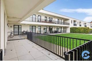 Op zoek naar een rustig gelegen appartement, op een centrale locatie nabij de Antwerpse stadsrand? Search no more!<br /><br />Gelegen in het privé woonerf “Melrose Park” vinden we dit één slaapkamer appartement met ruim terras. Op wandelafstand van tal van winkels en shopping “Den Tir”. In de directe omgeving van diverse opritten naar de Antwerpse Ring. Het bruisende stadcentrum van Antwerpen op een boogscheut.<br /><br />Over het appartement zelf. Je komt binnen via een inkomhal met een apart toilet. Deze geeft uit op een lichtrijke leefruimte met geïnstalleerd tv-meubel en open keuken, voorzien van alle comfort.<br /><br />De slaapkamer ligt aan de rustige achterzijde van het gebouw en beschikt over een ingemaakte kastenwand. Aansluitend op de slaapkamer vind je de badkamer, met douche, lavabo en aansluiting voor wasmachine en droogkast.<br /><br />Verder beschikt het appartement over een leuk gezellig terras, waar het heerlijk vertoeven is en een grote privatieve kelderberging.<br /><br />Huurpijs: 875€ + 75€ gemeenschappelijke kosten. Gas, water en elektriciteit op individuele meters.<br /><br />Het appartement is onmiddellijk beschikbaar.<br /><br />Graag een bezoek ter plaatse? Bel Dries op 0470/107 217.<br /> 