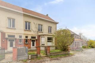 De woning met oude brouwerij is gelegen in de dorpskern van Dikkele, een beschermd dorpsgezicht en deelgemeente van Zwalm. Het voormalige brouwershuis in art-decostijl beschikt over een bruikbare vloeroppervlakte van 209 m² en geniet van een rustige, pittoreske ligging in het hart van de Vlaamse Ardennen. De woning dient volledig gerenoveerd te worden, maar biedt vandaag reeds 5 slaapkamers en tal van authentieke elementen die behouden en in ere hersteld kunnen worden. Dit pand vormt dan ook een unieke opportuniteit voor liefhebbers van karaktervolle renovatieprojecten. Achteraan bevindt zich de voormalige brouwerij, een bijzonder volume van maar liefst nog 564m² extra met tal van mogelijkheden opgesplitst in 2 delen: de oude brouwerij zelf en nog een extra functionele opslag- en werkruimte en garage. Deze ruimtes kunnen dienen als opslagplaats, kunnen worden omgevormd tot vakantiewoning, horeca-concept, atelier of een andere invulling, afhankelijk van uw plannen en de geldende stedenbouwkundige voorschriften. Ideaal voor wie op zoek is naar rust, ruimte, karakter en potentieel, in een prachtige landelijke omgeving met uitstekende bereikbaarheid. Enkel een schriftelijk aanvaard bod door de verkopers resulteert in een verkoop of enige verbintenis. Contacteer Vastgoed Lietaer op 055 500 007 om meer informatie in te winnen of een afspraak vast te leggen. Geen renovatieplicht door de ligging in een beschermd dorpsgezicht!