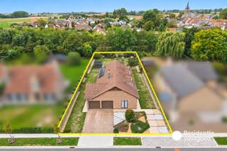 Deze alleenstaande bungalow is gelegen in het rustige Snaaskerke en staat op een mooi perceel van 1.093 m². De woning beschikt over een aangename zuidgerichte tuin, waardoor het hier heerlijk genieten is van de buitenruimte en de rust. Binnenin vinden we een ruime leefruimte met afzonderlijke zithoek en eethoek, een keuken met aansluitende bijkeuken en maar liefst drie slaapkamers. Daarnaast is er een bureau dat eveneens perfect dienst kan doen als extra slaapkamer, een badkamer met bad en dubbele lavabo en een afzonderlijk toilet. De ruime inpandige garage beschikt over twee sectionale poorten en biedt heel wat praktische mogelijkheden. Een bijkomende troef is de grote zolderverdieping, die momenteel voornamelijk dienstdoet als bergruimte maar nog heel wat mogelijkheden biedt. Een ruime bungalow met een aangename tuin en tal van mogelijkheden, ideaal voor wie rustig en comfortabel op één niveau wil wonen.<br /><br />KIJKDAG op zaterdag 3 oktober 2026 van 14u tot 16u, op afspraak.<br /><br />Neem voorsprong met een vrijblijvende en gratis schatting van uw eigendom via:<br />http://www.residentievastgoed.be/gratisonlineschatten<br /><br />EPC: 209 kWh/m² - UC:3821199 ~ Vg, Wg, Gvkr, Gvv, Gmo ~ Ref. MI24358