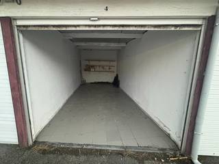 This closed garage is located in a closed Residence de Zeedijk in Oostende-Mariakerke.The closed complex is accessed via an automatic gate. The...