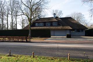 Ideale woon-werkcombi: Ruime karaktervolle villa met praktijk of als kangoeroewoning met Zuidwest tuin. Gelegen in het residentiële Schilde-Bergen...