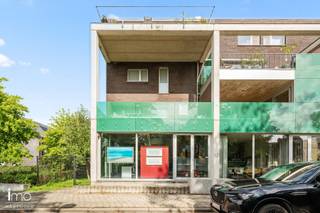 Dit commerciële pand heeft een oppervlakte van 112M² en bevindt zich op een toplocatie aan de postweg te Heist-Op-Den-Berg. Dankzij de grote vitrine geniet u van maximale zichtbaarheid wat ideaal is voor commerciële doeleinden. Aan de achterkant van het pand bevindt zich een tuin. <br /><br />Het pand beschikt ook over een kleine keuken en een praktische bergruimte voor extra comfort en opslagruimte. <br /><br />Het pand is ruim en instapkaart, er is voldoende parkeergelegenheid in de nabije omgeving en het pand is ook vlot bereikbaar met het openbaar vervoer.<br /><br />Extra's:<br />- veel lichtinval <br />- EPC C<br />- Gebied met economische activiteiten