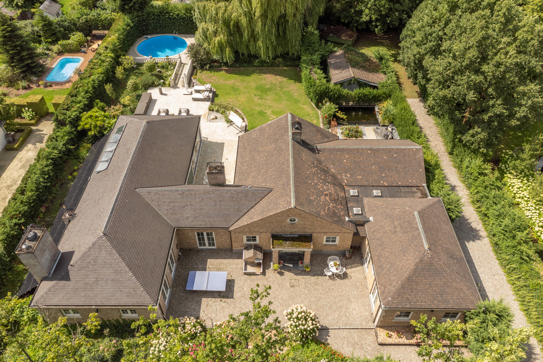 Exclusieve laagbouwvilla met binnen-en buitenzwembad - foto 1