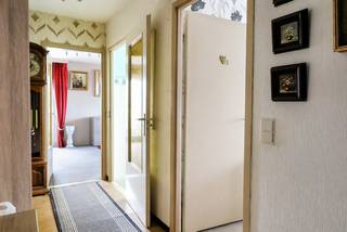 1slpk appartement met kelderberging EN garage<br /><br />Instapklaar appartement met 1 slaapkamer op de tweede verdieping. <br />Centraal gelegen aan de rand van de stad.<br /><br />INDELING<br />Inkomhal met vestiaire<br />Apart toilet <br />Badkamer met douche en badmeubel<br />Ruime slaapkamer<br />Praktische keuken<br />Lichtrijke woon- en eetkamer met toegang tot de 2 terrassen.<br /><br />BIJZONDERHEDEN<br />Privatieve kelderberging<br />Automatische rolluiken<br />Garage verplicht mee aan te kopen voor € 20.000.<br />Elektriciteit dient nagekeken te worden<br />Gemeenschappelijk verwarmingssysteem <br />Alle voorzieningen in de buurt ( scholen, openbaar vervoer, winkels,…)<br />Inwonende conciërge <br />Provinciaal Groendomein Rivierenhof aan de overkant van de straat<br /><br />Positieve Punten<br />Gunstig EPC (label B) 155 kWh/m² jaar <br />Gemeenschappelijke fietsenstalling <br />Geen grote kosten gepland in de nabije toekomst <br />Onmiddellijk beschikbaar