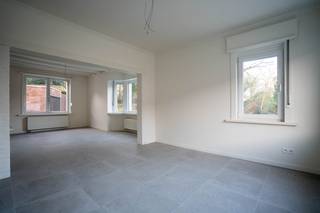 Energiezuinige woning met 2 slaapkamers en tuin! De indeling is als volgt: op het gelijkvloers bevinden zich een inkomhal, gezellige woonkamer,...