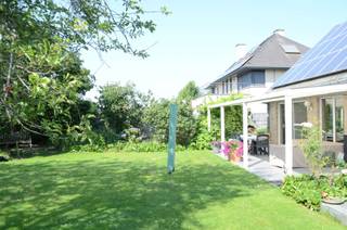 Rustig gelegen klaasieke villa met tuin op het zuiden.
Klassieke villa op 10 are 67 ca, met tuin en terras op zuiden en uitkijkend over de velden.
De 145 m² kelders van de woning bieden speel-en hobbyruimte, stockage faciliteiten en wijn opslag.
Het gelijkvloers met de inkomhal met toilet, trap naar verdieping en trap naar kelder.
Ruime living met bijzonder veel lichtinval en schuifraam naar overdekt terras en tuin, zuidelijk georiënteerd.
De ramen met elektrische rolluiken.
Een ingerichte keuken met naastliggende was-en bergruimte. Deur naar terras en tuin.
Eveneens op gelijkvloers : de badkamer met inloop douche, twee slaapkamers, een dressing en grote garage, de garagepoort met elektromotor.
Op de verdieping: een royale overloop, twee ruime kamers en een berging.
Het overdekte terras van 32 m² levert de overgang tussen woning en tuin.
De prachtig aangelegde tuin loopt over in een uitgestrekt panorama over de velden.
Een groot aantal zonnepanelen levert de energie voor de elektrische verwarming.