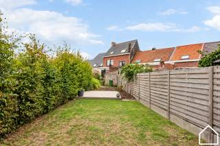 REEDS IN OPTIE VOOR PUBLICATIE: Instapklare woning met tuin en polyvalente praktijkruimte in Poperinge <br /><br />bekijk de vastgoedvideo: https://youtube.com/shorts/5KO52VGnrzY<br /><br />Op zoek naar een instapklare woning met tuin én tal van mogelijkheden? Deze ruime woning in de Ieperstraat 238 ligt binnen de ring van Poperinge, vlak bij het centrum, scholen, station en winkels. Dankzij de voormalige praktijkruimte is de woning ideaal voor jonge gezinnen, zelfstandigen of vrije beroepen.<br /><br />Indeling:<br /><br />Gelijkvloers: ruime inkomhal met grote berging en toegang tot de voormalige praktijkruimte, ideaal als schoonheidssalon, kinesistenpraktijk, atelier, kantoor, ... Deze ruimte kan eveneens worden ingericht als extra slaapkamer(s) of leefruimte. Verder zijn er een bureau, toegang tot de kelder, apart toilet, badkamer met lavabomeubel en aansluiting voor douche, en een praktische wasberging.<br /><br />Eerste verdieping: ruime leefruimte met gezellige houthaard en aansluitend een open, uitgeruste keuken.<br /><br />Tweede verdieping: twee slaapkamers en badkamer met ligbad, douchecel, dubbele lavabo en toilet.<br /><br />Verder beschikt de woning over een zolder en een aangename tuin met terras.<br /><br />Troeven:<br /><br />* Instapklaar<br />* Gunstig EPC label C<br />* CONFORME keuring elektriciteit<br />* Centrale ligging binnen de ring van Poperinge<br />* Tuin met terras<br />* Polyvalente praktijkruimte<br />* Mogelijkheid tot extra slaapkamers <br />* Ideaal voor zelfstandigen en vrije beroepen<br />* 2 slaapkamers met uitbreidingsmogelijkheden<br /><br />Een veelzijdige woning met heel wat mogelijkheden op een centrale ligging in Poperinge. Ideaal voor jonge gezinnen die op zoek zijn naar een woning die met hen kan meegroeien, of voor zelfstandigen die wonen en werken onder één dak willen combineren.<br /><br />Plan snel jouw bezoek in met Sophia!