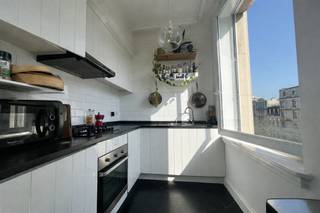 Surf naar www.abricasa.be en plan jouw verhuurafspraak in samen met onze digitale assistente Alice!Leuk appartement met 1 slaapkamer...