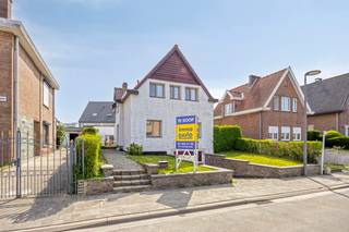 immo DAVID stelt voor: karaktervolle, instapklare open bebouwing op een perceel van 4 are – een unieke kans voor wie ruimte en comfort wil combineren.<br /><br />De woning verwelkomt u met een lichtrijke leef- en eetruimte van 29 m², afgewerkt met een stijlvolle steenparketvloer die meteen warmte en gezelligheid uitstraalt. Aansluitend bevindt zich een semi-uitgeruste keuken (7 m²) met directe toegang tot het terras, ideaal voor ontspannen momenten buiten.<br /><br />Op het gelijkvloers vindt u tevens een praktische badkamer met ligbad, douche en dubbele lavabo, evenals een apart toilet – een duidelijke meerwaarde voor het dagelijks comfort.<br /><br />De eerste verdieping omvat vier slaapkamers (15 m², 14 m² en twee van 7 m²), perfect geschikt voor een gezin of combinatie met bureau- of hobbyruimte.<br /><br />Extra troeven zijn de kelder voor bijkomende bergruimte en een ruime garage van 30 m².<br /><br />Achteraan het perceel bevindt zich een bijgebouw van 40 m², dat tal van mogelijkheden biedt. Mits de nodige vergunning kan dit worden ingericht als extra leefruimte, kantoor of praktijkruimte.<br /><br />Gelegen in een rustige, residentiële buurt met vlotte bereikbaarheid, nabij openbaar vervoer, fietssnelweg en groen. Een woning met karakter, ruimte en potentieel.