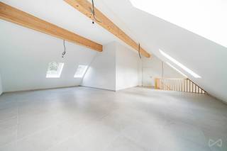 <p>INFOS &amp; VISITES - BUHLER LAURIE - +32477580060 - laurie.b@weinvest.be<br /><br />Aan de rand van Faux, waar Court-Saint-Étienne overgaat in het groene landschap, biedt dit gloednieuwe duplexappartement een prachtig, vrij uitzicht over het Brabantse platteland, zonder in te boeten aan de nabijheid van alle voorzieningen.</p>
<p>Op de eerste verdieping bevindt zich de lichtrijke leefruimte, die via grote schuiframen uitgeeft op een terras met zuidoostelijke oriëntatie. De volledig uitgeruste keuken sluit naadloos aan op de leefruimte. Deze verdieping beschikt verder over 3 slaapkamers, 2 doucheruimtes en een wasruimte die tevens dienstdoet als technische ruimte.</p>
<p>Op de bovenverdieping bevindt zich een duplexruimte van 70 m² die volledig naar eigen wens kan worden ingericht: als bureau of professionele werkruimte, ruime zithoek, speelkamer, master suite of een andere invulling naar keuze. Het appartement is volledig aangepast voor personen met beperkte mobiliteit (PBM) en beschikt over een lift die alle verdiepingen bedient, van de garage tot de bovenste verdieping.</p>
<p><b>Een woning die zich aanpast aan uw levensstijl, en niet omgekeerd.</b></p>
<p><b>Comfort en energieprestaties</b></p>
<p>Warmtepomp, fotovoltaïsche zonnepanelen, driedubbele beglazing voor optimale thermische en akoestische isolatie, ventilatiesysteem met dubbele luchtstroom en regenwaterput met hydrofoorgroep. Dankzij het <span><b>energielabel A++</b></span><span> blijven de energiekosten tot een minimum beperkt.</span></p>
<p><b>Ligging</b></p>
<p>Op slechts 200 meter van het treinstation, met een vlotte verbinding naar de N25, Louvain-la-Neuve, Brussel en het centrum van Court-Saint-Étienne. Scholen, winkels en een kinderdagverblijf bevinden zich in de nabije omgeving.</p>
<p><b>Prijs:</b><span> Bieden vanaf €465.000 excl. btw + 21% btw, hetzij €562.650 incl. btw.</span></p>
<p><b>Parkeerplaatsen (verplicht bij de aankoop):</b><span> 1 beveiligde overdekte garageplaats + 1 buitenstaanplaats: €25.000 excl. btw + 21% btw, hetzij €30.250 incl. btw.</span></p>
<p>Verkoop onder het btw-stelsel.</p>
<p>Beschikbaar bij het verlijden van de notariële akte.</p>