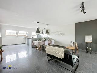 <p>Dit <strong>instapklaar appartement</strong> bevindt zich op de 3e en 4e verdieping van een recent gebouw met lift. Het beschikt over <strong>een inkomhal</strong>, een lichtrijke woonkamer met open, <strong>ingerichte keuken (inclusief toestellen). Aansluitend aan de keuken vindt u een berging en technische ruimte (met aansluitingen voor wasmachine), evenals een apart toilet.<br /><br /></strong>De woonkamer heeft directe toegang tot het <strong>mooi, west-georiënteerde terras</strong>.<strong><br /></strong>De bovenste verdieping biedt twee ruime slaapkamers en een badkamer met douche in bad, dubbele lavabo en toilet.<br /><br />Een extra troef is de <strong>bijhorende autostaanplaats</strong>, gelegen in de ondergrondse parking. Men beschikt tevens over een <strong>handige kelderberging</strong>.</p>
<p>Het appartement is voorzien van centrale verwarming op aardgas, dubbele beglazing, conforme elektriciteit en een videofoon, en is daarmee ideaal voor starters of als investering, aangezien het in het verleden succesvol werd verhuurd. Via de virtuele rondleiding kan u alvast een eerste indruk krijgen!<br /><br /><strong>Centraal gelegen te Denderleeuw, vlakbij winkels, station en verbindingswegen! Voor meer info en/of een bezoek, contacteer Jonas via jonas@immotijl.be of 0477 17 44 20</strong>.</p>