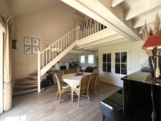 Deze alleenstaande villa is gelegen in een rustige wijk nabij centrum Roeselare <br /><br /><span>De woning is als volgt ingedeeld</span>: <br />Gelijkvloerse verdieping: Inkom met vestiaire en gastentoilet, sfeervolle leefruimte met houtkachel, bureau (extra kamer mog.), geÏnstalleerde keuken, wasplaats/berging, inpandige garage, grote zonnige tuin met terras en tuinberging. Er is een carport en grote oprit.<br />Eerste verdieping: master bedroom met dressing + toegang tot zolderruimte, badkamer (bad, douche, dubbele lavabo en apart toilet), 2 slaapkamers, waarvan 1 met extra kamer/ruimte.<br /><br />De woning is beschikbaar vanaf 1 juni. <br /><br />PLUSPUNTEN:<br />- AIRCO<br />- GARAGE + CARPORT <br />- RUSTIGE EN CENTRALE LIGGING<br />- 4 SLPKS MOG. <br />- ZONNIGE TUIN