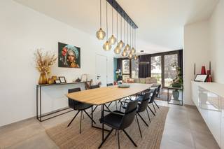 Te koop: Prachtige woning in Broechem!BEZOEKMOMENT: ZATERDAG 27 JUNI van 13u tot 15u. INSCHRIJVEN VERPLICHT!Deze halfopen bebouwing is gelegen op een uiterst centrale locatie en combineert comfort, stijl en bereikbaarheid.Kenmerken:Gezellige woning met luxe afwerkingCharmante keuken volledig uitgerust met kwalitatieve toestellen4 slaapkamers, 1 badkamer met stijlvolle afwerking en 2 toilettenZonnepanelen, groendak, vloerverwarming, prachtig uitzicht vanuit de tuin over agrarisch gebied en multifunctioneel tuinhuisDe woning beschikt over een vaste bewonersparking en bezoekersparkingDe constructie van de woning is privatief en de grond is in mede-eigendom, gedwongen onverdeeldheid (66/1.000sten) in de gemeenschappelijke delen van het woningencomplex.Inlichtingen syndicus zijn beschikbaar bij ons op kantoor!Locatie: Pater Domstraat 30 2520 BroechemEen droomplek om te wonen!BIJZONDERHEDEN: Elektriciteit conform - Perceelscore B & Gebouwscore B - Oppervlaktematen zijn indicatief volgens epc - stedenbouwkundige inlichtingen in aanvraagMis deze kans niet!Contacteer ons vandaag nog en ontvang als eerste informatie over deze prachtige woning.