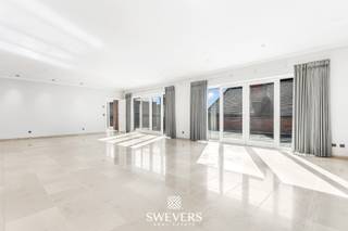 Interesse? Meer informatie op www.SWEVERS.be. - Welkom in de Dr. Vanderhoeydonckstraat 22 in Lummen, waar luxe en rust samenkomen in een...