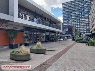 Mooie verzorgde commerciële ruimte / winkelruimte / praktijk / kantoor...<br />Het pand is voorzien van recente vloerbedekking en is volledig instapklaar!<br /><br />Huur jij liever niet ? Dan is dit jouw kans.<br /><br />De winkel bevindt zich op de eerste verdieping. In dit winkelcomplex is er altijd passage. Er zijn verschillende bekende winkels gelegen (Hema, Panos,...) en een goed draaiende brasserie. Bezoekers van de brasserie, moeten voorbij deze winkel passeren.<br />De kern, gelegen aan De Bist in het centrum van Wilrijk, is een druk bezochte omgeving met gratis parkeren als extra troef.<br /><br />Hier jouw vintagewinkel, kledingwinkel, expositieruimte, dierenspeciaalzaak, juwelenwinkel, schoonheidssalon...?<br />Ook ideaal als vastgoedinvestering.<br /><br />Plan je graag een bezoek ? Bel Sven op 0477/31.99.93<br />