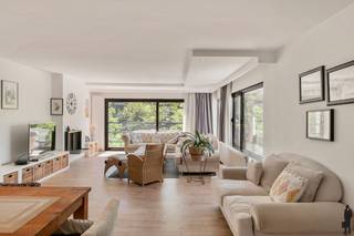 <strong>Prachtig, lichtovergoten hoekappartement te koop!</strong><br /><br />Dit lichtrijk en instapklaar appartement op de <strong>tweede verdieping</strong> is ideaal gelegen vlakbij het Rivierenhof, Boekenbergpark en het Te Boelaerpark. Vlakbij heb je alsook invalswegen, openbaar vervoer, winkels en rust.<br /><br />Met zijn 2 slaapkamers, gunstige EPC score <strong>B</strong> en een bewoonbare oppervlakte van <strong>ca. 110 m²</strong> is dit de perfecte woning op een topligging. Achteraan kan men genieten van een terras van ca. 5m².<br /><br /><strong>Indeling:</strong><br />- Inkomhal met veiligheidsdeur<br />- Zeer ruime leefruimte met grote raampartijen die zorgen voor veel natuurlijke lichtinval<br />- Keuken<br />- Badkamer met inloopdouche<br />- Slaapkamer 1 <br />- Slaapkamer 2<br />- Terras aan beide slaapkamers<br />- Toilet<br /><br /><strong>Bijzonderheden:</strong><br />- Mobiscore van <strong>9,4/10</strong><br />- Grote werken reeds uitgevoerd (Lift, dak, gevelisolatie)<br />- Gunstige <strong>EPC score B </strong> van 160 kWh/(m² jaar)<br />- Dubbelglas met aluminium schrijnwerk<br />- Veiligheidsdeur<br />- Ketel van 2015<br /><br /><em>Stedenbouwkundige informatie in aanvraag.</em>
