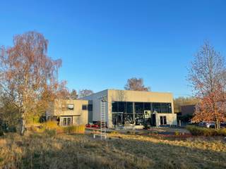 <p>Gelegen in het industrieterrein van Wauthier-Braine, biedt dit professionele complex ongeveer <strong>1.845 m²</strong> op een volledig omheind perceel van <strong>6.557 m²</strong> met <strong>3 aparte toegangen</strong>. Strategisch gelegen nabij de E19, Brussel en belangrijke internationale routes.</p>
<h3><strong>Belangrijkste kenmerken</strong></h3>
<p><strong>Kantoren – ± 735 m²</strong></p>
<ul>
<li>
<p>Lichte en flexibele werkruimtes</p>
</li>
<li>
<p>Mogelijkheid tot opsplitsing in twee afzonderlijke units</p>
</li>
<li>
<p>Ontvangst, sanitaire voorzieningen, directe toegang tot magazijnen</p>
</li>
<li>
<p>Personeelswoning (± 75 m²)</p>
</li>
</ul>
<p><strong>Magazijnen – ± 1.110 m²</strong></p>
<ul>
<li>
<p>Twee onderling verbonden hallen</p>
</li>
<li>
<p>Hoge plafonds</p>
</li>
<li>
<p>Grote sectionale poorten</p>
</li>
<li>
<p>Geschikt voor showroom + opslag</p>
</li>
</ul>
<h3><strong>Belangrijkste voordelen</strong></h3>
<ul>
<li>
<p>Goede zichtbaarheid in een gewild industrieterrein</p>
</li>
<li>
<p>Makkelijke toegang voor vrachtwagens</p>
</li>
<li>
<p>Parking voor ± 30 voertuigen</p>
</li>
<li>
<p>Veilig, volledig omheind perceel</p>
</li>
<li>
<p>Ideaal voor logistiek, ambacht, commerciële of gemengde activiteiten</p>
</li>
</ul>
<p>Een zeldzame kans in de regio, perfect om uw bedrijf uit te breiden in een dynamische en goed verbonden omgeving.</p>