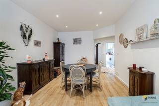 <p><span>Gelijkvloers</span></p><p><span> </span></p><p><span>Instapklaar appartement (66 m²) met 1 slaapkamer en zuidgerichte tuin (116 m²) in Merksem.</span></p><p><span>Je woont hier op een centrale en vlot bereikbare locatie, met winkels, openbaar vervoer en velo-stations in de directe omgeving. Ook de belangrijkste invalswegen en de snelweg zijn snel bereikbaar, wat zorgt voor een bijzonder praktische ligging.</span></p><p><span>Het appartement maakt deel uit van een kleinschalig gebouw bestaande uit 3 wooneenheden en is gelegen op het gelijkvloers. Doorheen de jaren werden er reeds verschillende belangrijke vernieuwingen uitgevoerd in het gebouw: het dak werd in 2023 vernieuwd en geïsoleerd (14 cm), de zijgevel werd bovenaan geïsoleerd, elektriciteit is conform en er werden PVC-ramen geplaatst in 2019, en in 2023 werd een nieuwe verwarmingsketel geïnstalleerd. Het appartement zelf is volledig gerenoveerd in 2022 en behaalt een gunstige EPC-score B. Momenteel is het verhuurd aan €707/maand + €50 voor water, wat het eveneens interessant maakt als investering. Er is één gemeenschappelijke watermeter voorzien.</span></p><p><span>Binnenkomen doe je in de centrale hal, die toegang biedt tot alle ruimtes. Vooraan bevindt zich de lichtrijke woonkamer (24 m²). De badkamer (3 m²) is uitgerust met een inloopdouche, toilet, handdoekdroger en lavabomeubel. Achteraan bevinden zich de volwaardige slaapkamer (13 m²) en de aparte keuken (8 m²), voorzien van alle hedendaagse comfort en met aansluiting voor een wasmachine.</span></p><p><span>De absolute troef van dit appartement is zonder twijfel de ruime, zuidgerichte tuin van maar liefst 116 m² — een waardevolle buitenruimte waar je in alle rust kan genieten.</span></p><p><span>Ben je op zoek naar een instapklaar appartement met een uitzonderlijk grote tuin op een centrale ligging? Mis deze kans niet! Bewoonbare opp. 66 m² – ref.: bruto vloeropp. Voor meer info of een gratis schatting surf naar </span><span><span>www.hansimmo.be</span></span></p><p><span> </span></p>