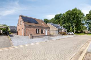 Gelegen in de rustige Jesperslaan bevindt zich deze gezinswoning met 2 slaapkamers. Dankzij de centrale ligging zijn winkels, scholen, openbaar vervoer en horecagelegenheden vlot bereikbaar. Bovendien zorgen de nabijgelegen N73, N72, N141, N18 en N746 voor een uitstekende verbinding met de omliggende gemeenten.<br /><br />Indeling:<br />We betreden de woning via de inkomhal, die toegang biedt tot de ruime woonkamer met aansluitend de volledig uitgeruste keuken. Verder bevinden zich op het gelijkvloers een apart toilet, een wasplaats en een ruime garage met smeerput. Vanuit de garage is er toegang tot een berging en de volledig onderkelderde kelderverdieping.<br /><br />Op de eerste verdieping bevinden zich 2 ruime slaapkamers en een badkamer, uitgerust met een douche, ligbad, wastafel en toilet.<br /><br />Buiten geniet u volop van het buitenleven in de aangename tuin met zonneterras. Daarnaast beschikt de woning over een carport.<br /><br />Extra troeven:<br />- Rustig gelegen in een doodlopende straat<br />- Energiezuinige woning (EPC-label C)<br />- Zonnepanelen (4.650 Wp) met een thuisbatterij van 10 kWh<br /><br />Voor meer info of een bezoek contacteer ons via info@vastengoed.be of via 014/72 73 74.<br /><br />Wenst u een gratis schatting van uw eigendom? Contacteer ons via 014/72 73 74.