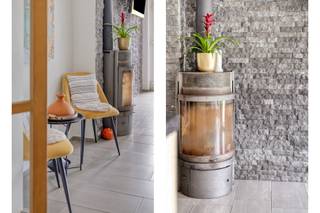 Op een boogscheut van het centrum van Merksem én Schoten, vinden we deze verassend ruime bel-etage woning terug met 5 slaapkamers, garage en ruime tuin. <br /><br />We betreden de woning via de ruime inkomhal op tegelvloer die ons toegang verleent tot de ruime open keuken, voorzien van een gasvuur met dampkap, ingebouwde oven en combi-oven en een vaatwasser. Verder is er een gezellige zit/ eethoek voorzien. De keuken geeft ook uit op de tuin met terras waar het heerlijk vertoeven is. <br /><br />Verder vinden we op het gelijkvloers nog de badkamer terug met douchecabine, toilet en lavabo alsook de garage zelf. <br /><br />Via de trap in de inkomhal betreden we de eerste verdieping op laminaat waar dat we de ruime leefruimte terugvinden, 2 slaapkamers en een kleine aparte ruimte die gebruikt kan worden als berging, bureau of toilet. <br /><br />Op de 2e verdieping vinden we nog 2 ruime slaapkamers terug alsook nog een extra gastenkamer en een apart toilet. <br /><br />De oprit heeft plaats voor 2 auto's alsook kan men hier makkelijk straatparkeren. 